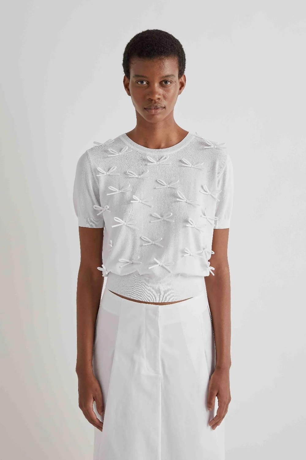 MAGLIA CON FIOCCHI APPLICATI