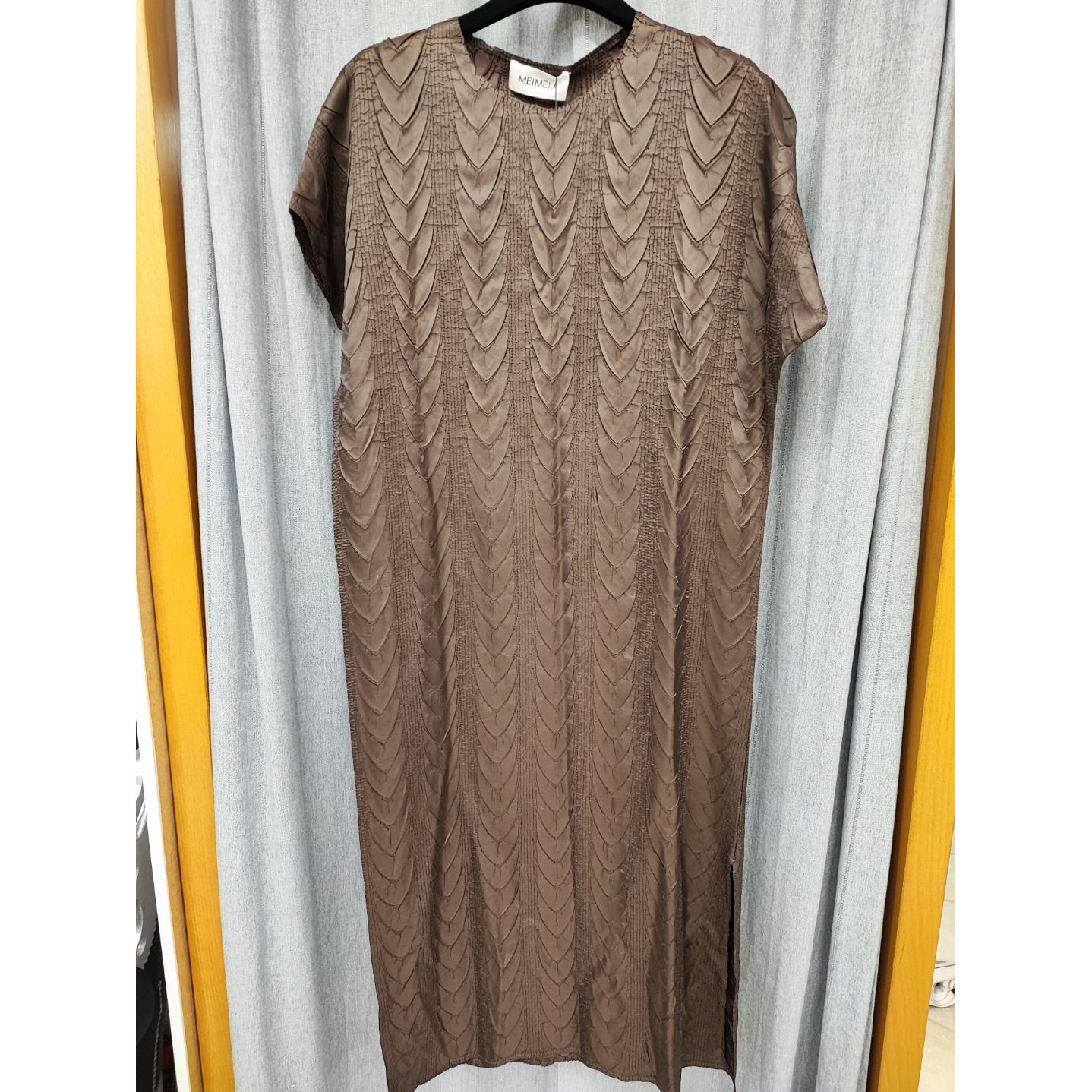 ABITO PLISSETTATO CON DISEGNO TRECCIA