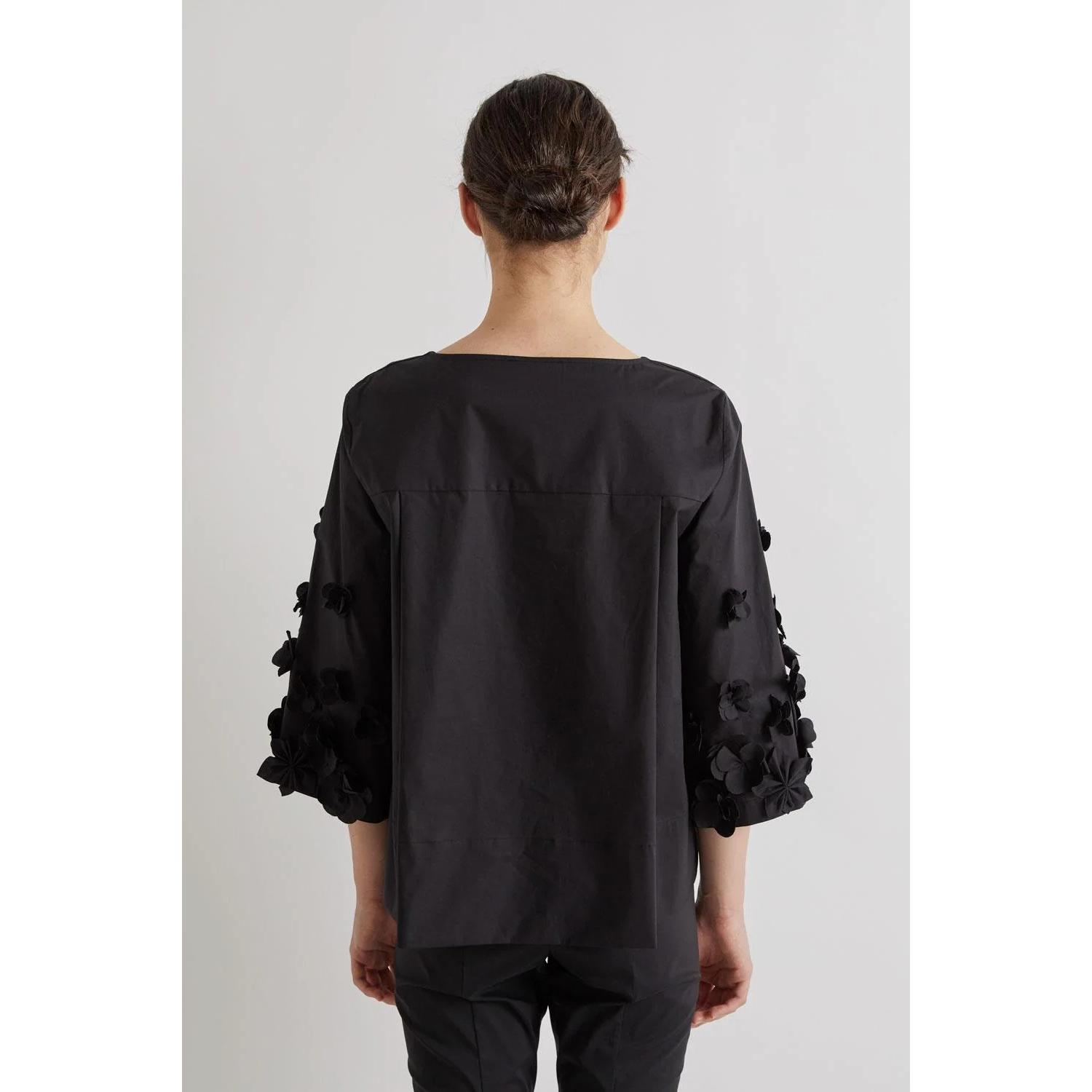 BLUSA CON APPLICAZIONI FLOREALI