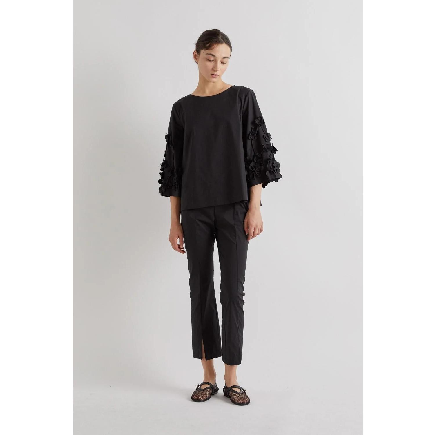 BLUSA CON APPLICAZIONI FLOREALI