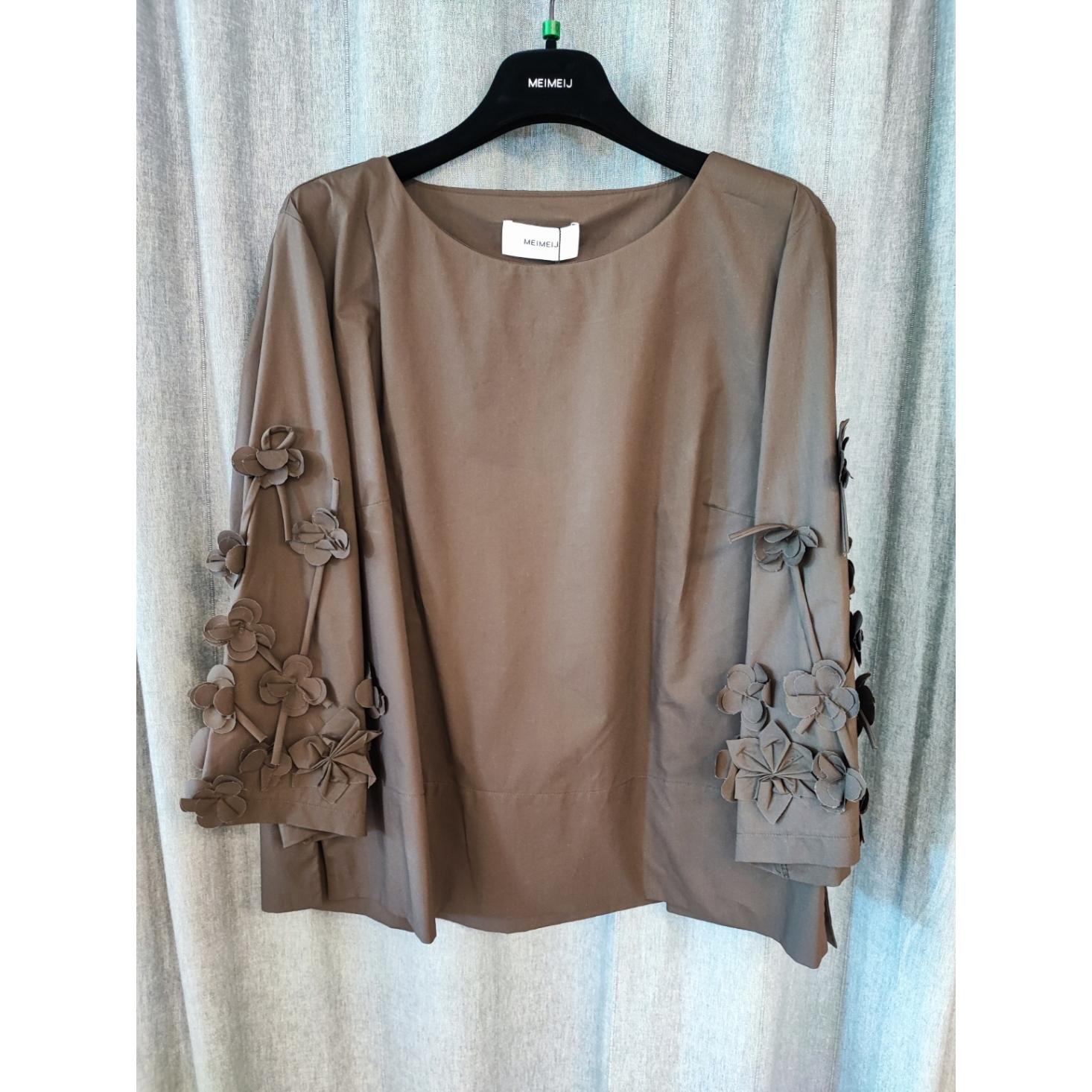 BLUSA CON APPLICAZIONI FLOREALI