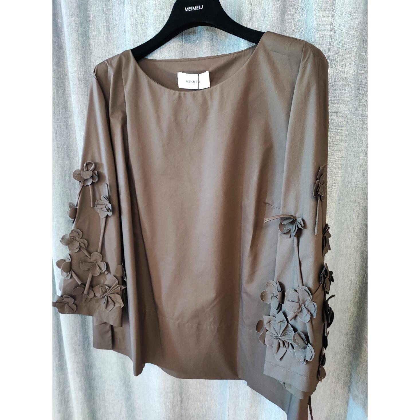 BLUSA CON APPLICAZIONI FLOREALI