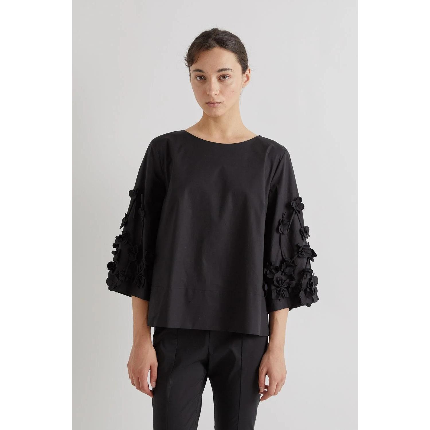 BLUSA CON APPLICAZIONI FLOREALI