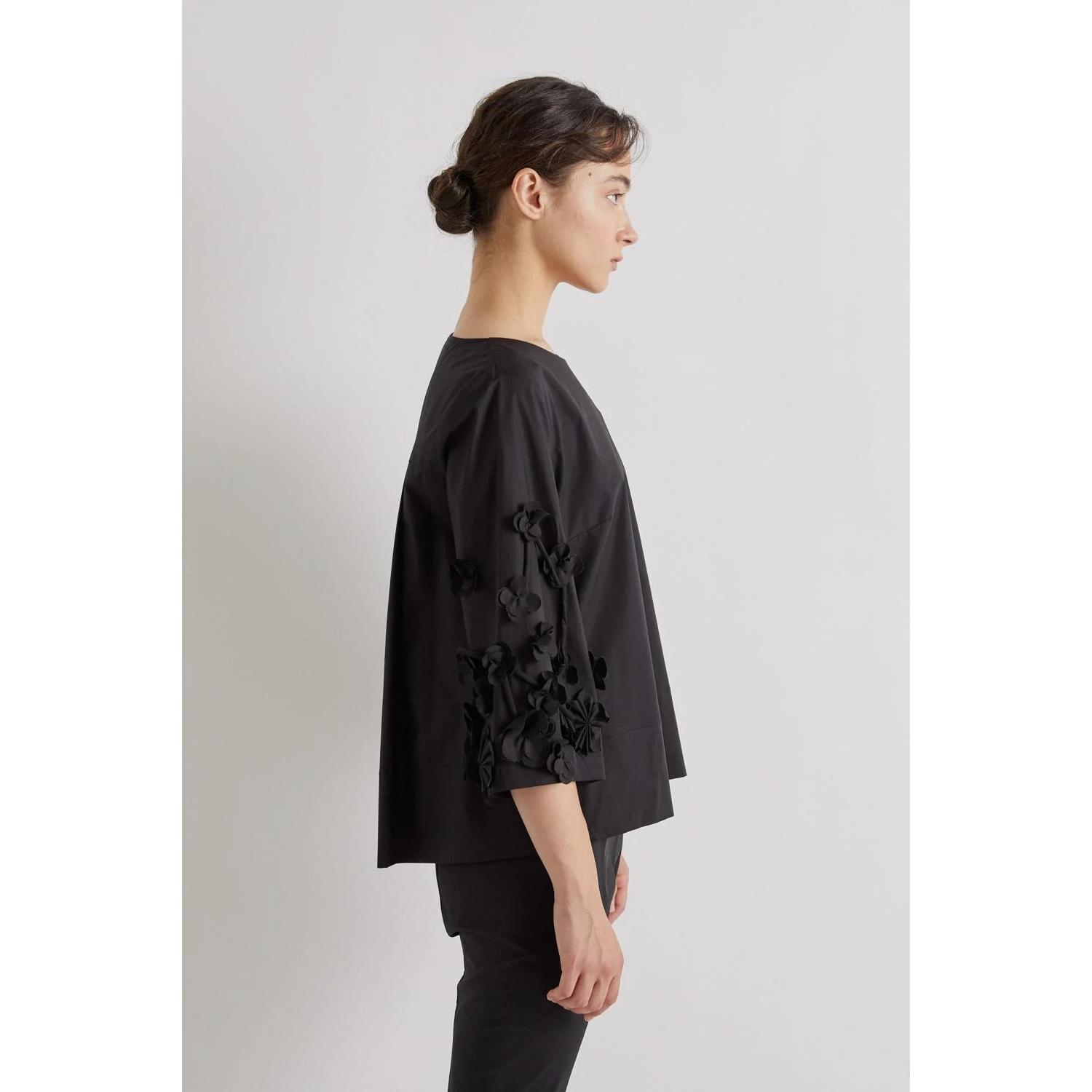 BLUSA CON APPLICAZIONI FLOREALI