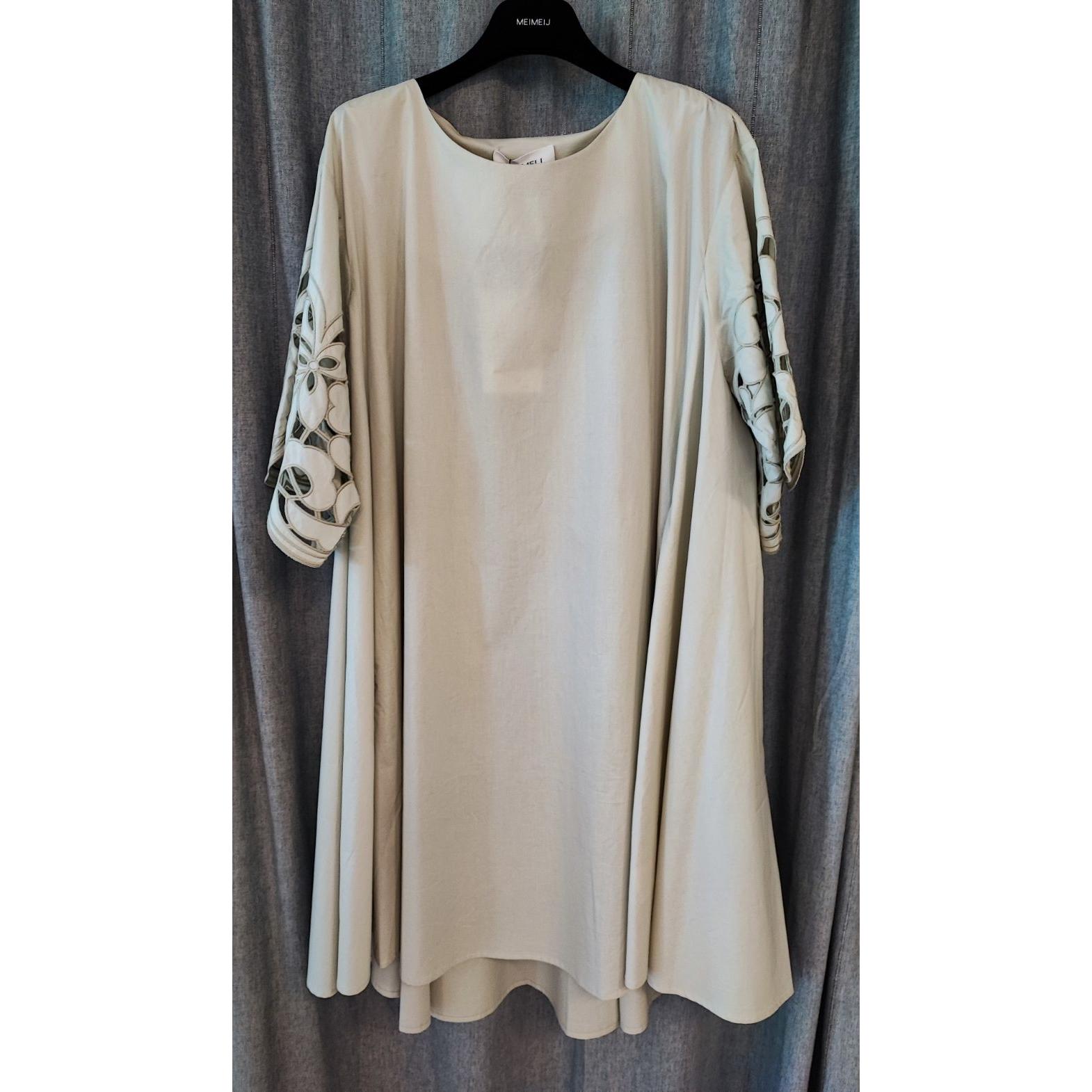 ABITO OVERSIZE CON MAICHE RICAMATE