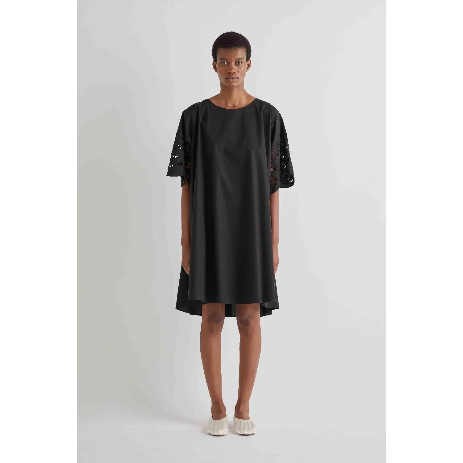 ABITO OVERSIZE CON MAICHE RICAMATE