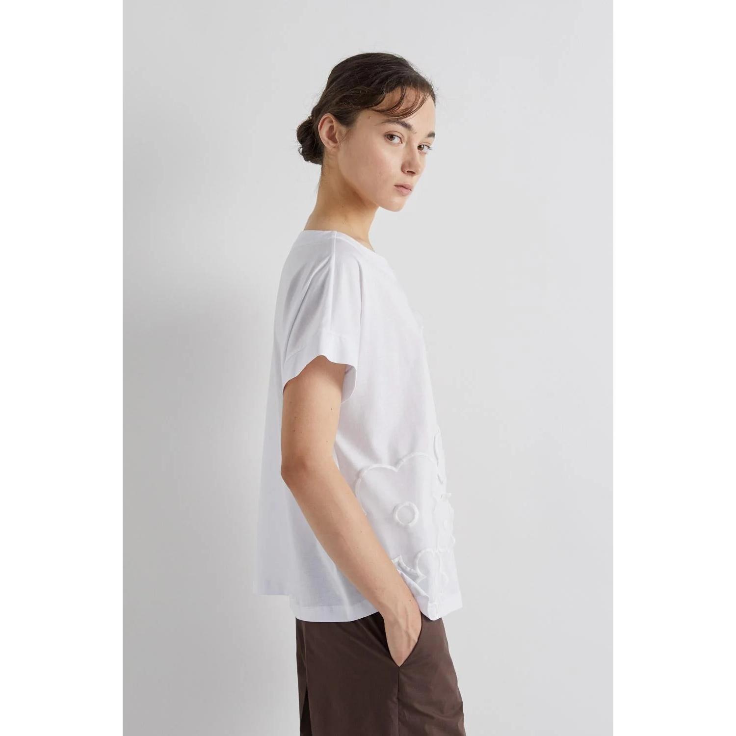 T-SHIRT CON APPLICAZIONI FLOREALI
