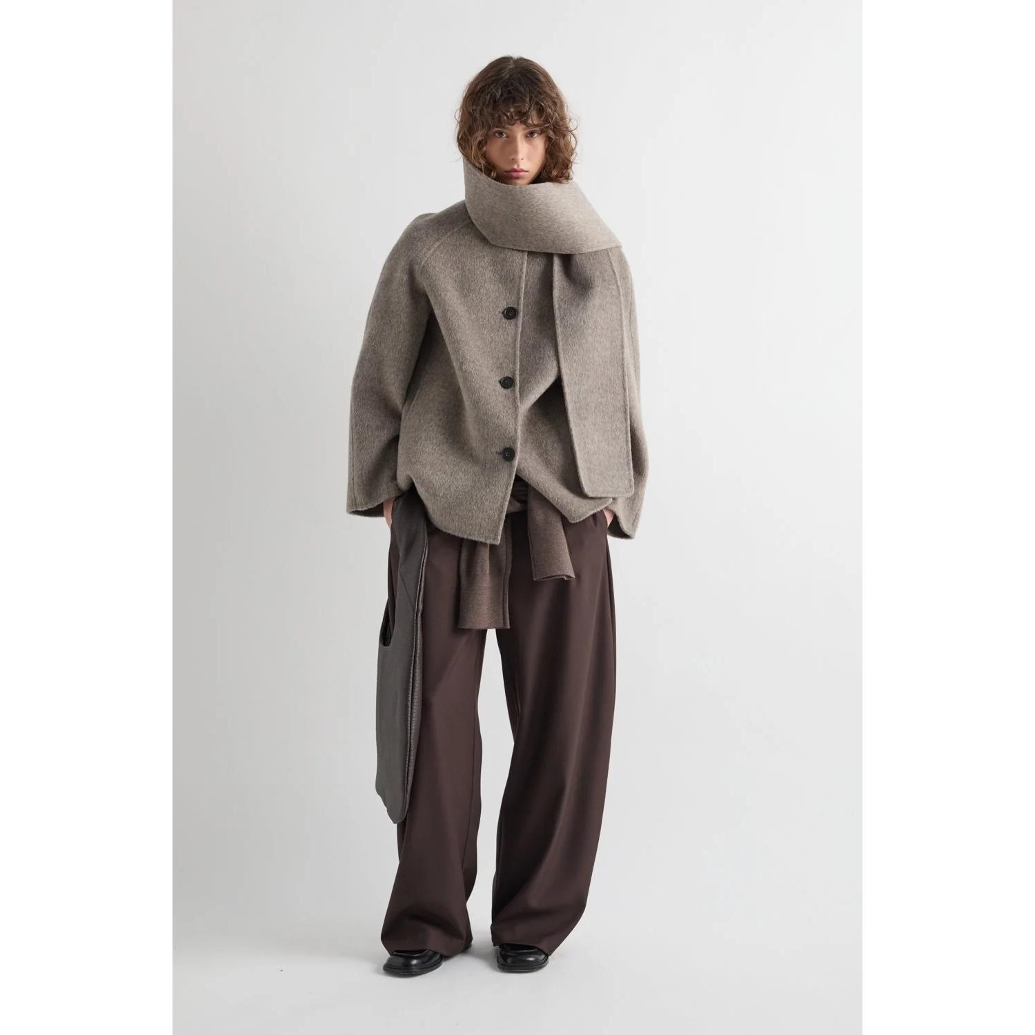 CAPPOTTO CORTO CON COLLO SCIARPA