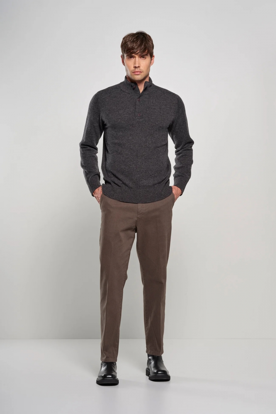 Maglione con collo alto in lana